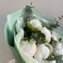 7 белых пионов с эвкалиптом фото 4