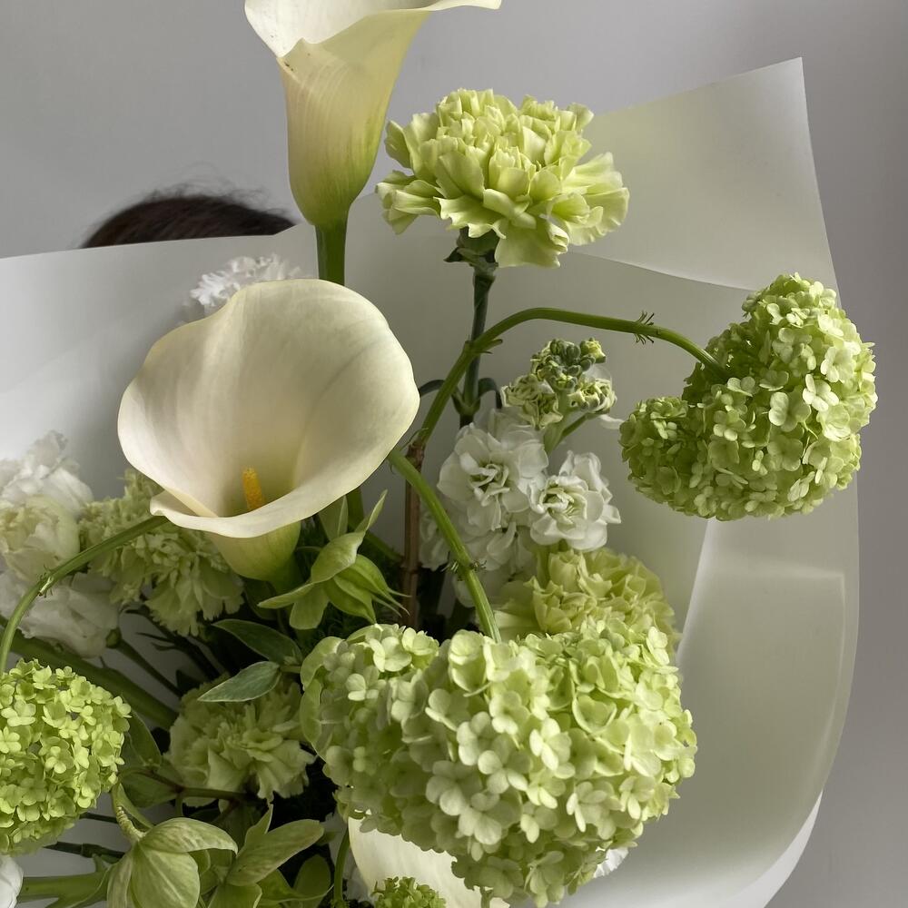 Букет из калл и маттиол — вид 3